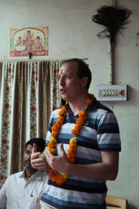 Bram op een meeting in India